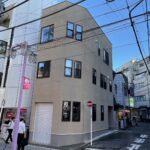 商店街に建つ狭小住宅