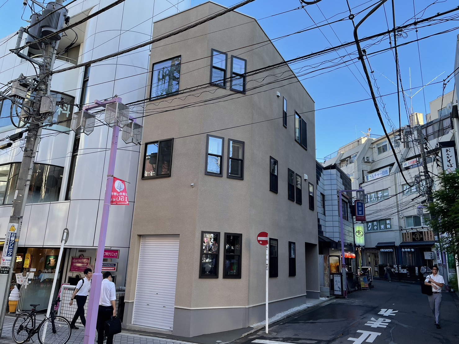 商店街に建つ狭小住宅